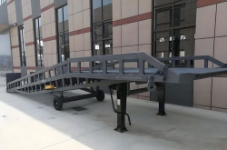 青島地區(qū)登車(chē)橋設(shè)備應(yīng)用全解析：選型、優(yōu)勢(shì)與常見(jiàn)問(wèn)題